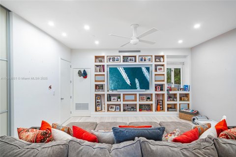 House in Miami Beach, Florida 7 bedrooms, 539.86 sq.m. № 1694843 - photo 20