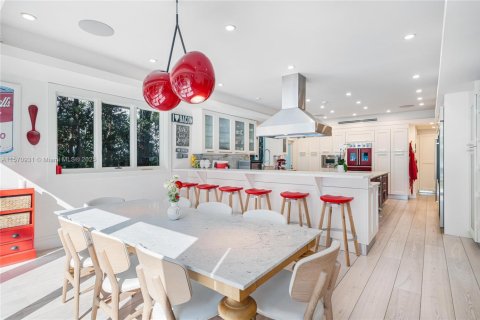 House in Miami Beach, Florida 7 bedrooms, 539.86 sq.m. № 1694843 - photo 9