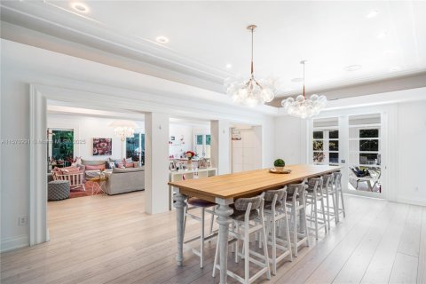 House in Miami Beach, Florida 7 bedrooms, 539.86 sq.m. № 1694843 - photo 19