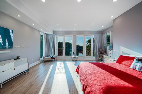House in Miami Beach, Florida 7 bedrooms, 539.86 sq.m. № 1694843 - photo 28