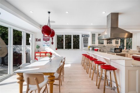 House in Miami Beach, Florida 7 bedrooms, 539.86 sq.m. № 1694843 - photo 12