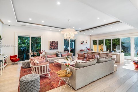 House in Miami Beach, Florida 7 bedrooms, 539.86 sq.m. № 1694843 - photo 21