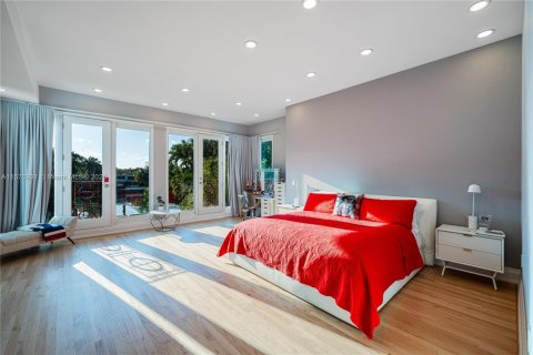 House in Miami Beach, Florida 7 bedrooms, 539.86 sq.m. № 1694843 - photo 27