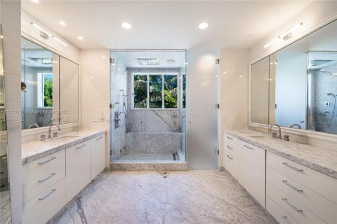 House in Miami Beach, Florida 7 bedrooms, 539.86 sq.m. № 1694843 - photo 29
