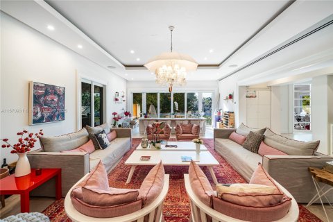 House in Miami Beach, Florida 7 bedrooms, 539.86 sq.m. № 1694843 - photo 22