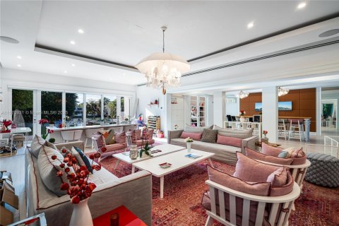 House in Miami Beach, Florida 7 bedrooms, 539.86 sq.m. № 1694843 - photo 25