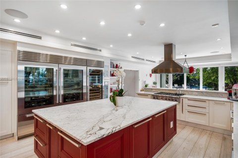 House in Miami Beach, Florida 7 bedrooms, 539.86 sq.m. № 1694843 - photo 4