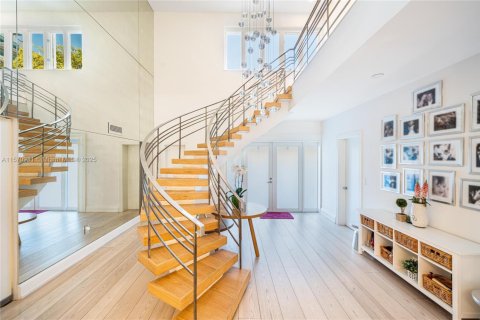 House in Miami Beach, Florida 7 bedrooms, 539.86 sq.m. № 1694843 - photo 14