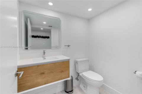 Condo in Surfside, Florida, 3 bedrooms  № 1768153 - photo 30