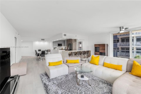 Condo in Surfside, Florida, 3 bedrooms  № 1768153 - photo 5