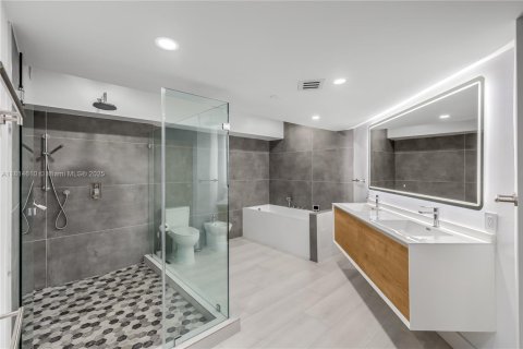 Condo in Surfside, Florida, 3 bedrooms  № 1768153 - photo 16