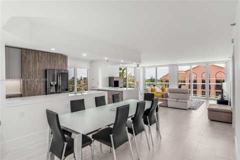Condo in Surfside, Florida, 3 bedrooms  № 1768153 - photo 7