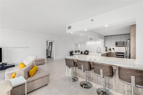 Condo in Surfside, Florida, 3 bedrooms  № 1768153 - photo 1
