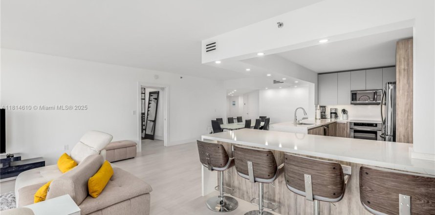 Condo in Surfside, Florida, 3 bedrooms  № 1768153