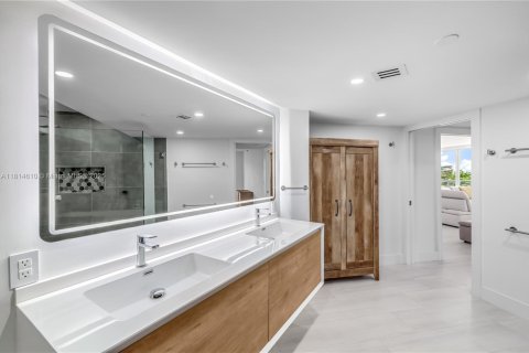 Condo in Surfside, Florida, 3 bedrooms  № 1768153 - photo 17