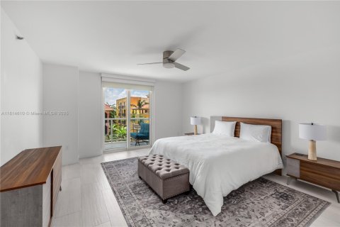 Condo in Surfside, Florida, 3 bedrooms  № 1768153 - photo 18