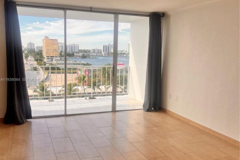 Condominio en alquiler en North Bay Village, Florida, 53.6 m2 № 2054901 - foto 3