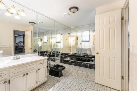 Casa en venta en Miami, Florida, 4 dormitorios, 288.46 m2 № 2069206 - foto 23