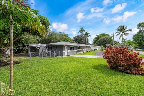 Casa en venta en Miami, Florida, 4 dormitorios, 288.46 m2 № 2069206 - foto 27