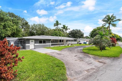 Casa en venta en Miami, Florida, 4 dormitorios, 288.46 m2 № 2069206 - foto 28