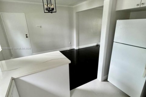 Condo in Miami, Florida, 2 bedrooms  № 2378467 - photo 12