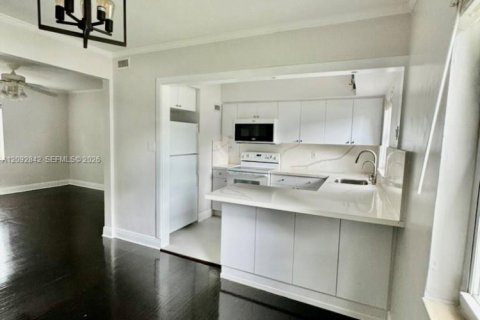 Condo in Miami, Florida, 2 bedrooms  № 2378467 - photo 11