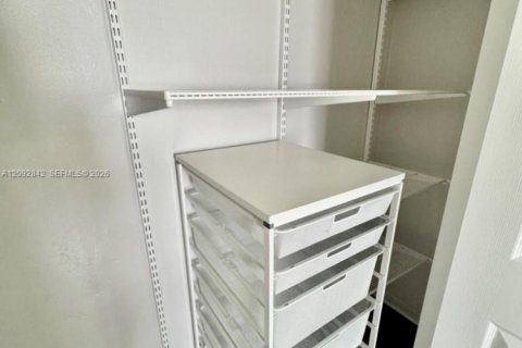 Condo in Miami, Florida, 2 bedrooms  № 2378467 - photo 15