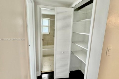 Condo in Miami, Florida, 2 bedrooms  № 2378467 - photo 18