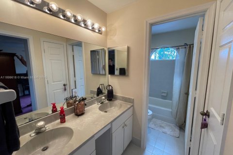 Casa en venta en Margate, Florida, 4 dormitorios, 256.04 m2 № 1951623 - foto 22