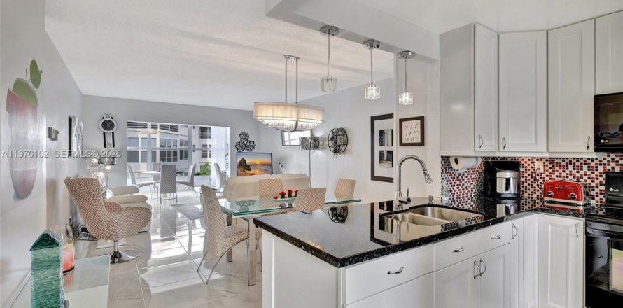 Condominio en Lauderdale Lakes, Florida, 2 dormitorios  № 2042344