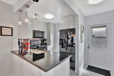 Condominio en venta en Lauderdale Lakes, Florida, 2 dormitorios, 87.7 m2 № 2042344 - foto 11