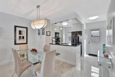 Condominio en venta en Lauderdale Lakes, Florida, 2 dormitorios, 87.7 m2 № 2042344 - foto 10