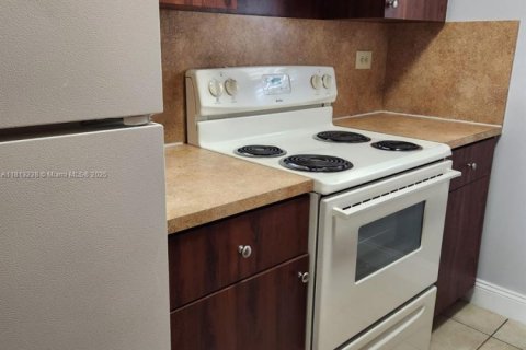 Condominio en venta en Hialeah, Florida, 1 dormitorio, 60.2 m2 № 1770742 - foto 2