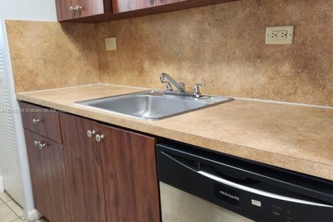 Condominio en venta en Hialeah, Florida, 1 dormitorio, 60.2 m2 № 1770742 - foto 3