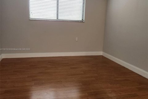 Condominio en venta en Hialeah, Florida, 1 dormitorio, 60.2 m2 № 1770742 - foto 11