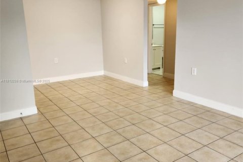 Condominio en venta en Hialeah, Florida, 1 dormitorio, 60.2 m2 № 1770742 - foto 5