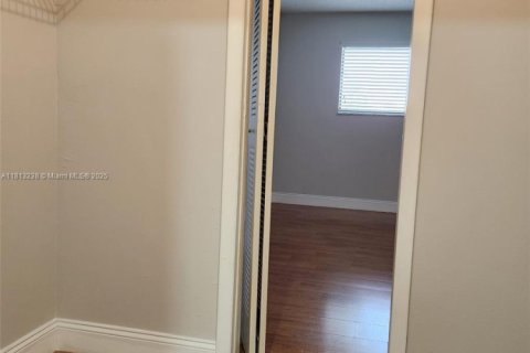 Condominio en venta en Hialeah, Florida, 1 dormitorio, 60.2 m2 № 1770742 - foto 12