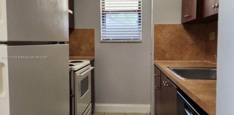 Condominio en Hialeah, Florida, 1 dormitorio  № 1770742