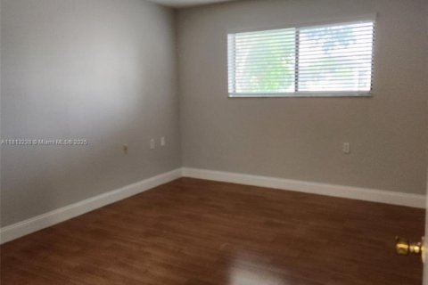 Condominio en venta en Hialeah, Florida, 1 dormitorio, 60.2 m2 № 1770742 - foto 10
