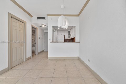 Condo in Coral Gables, Florida  № 2390243 - photo 11