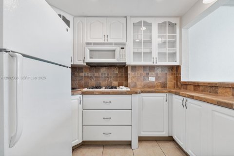 Condo in Coral Gables, Florida  № 2390243 - photo 8