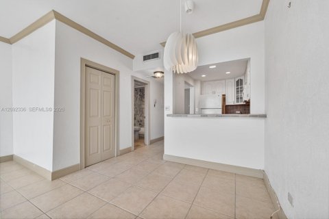 Condo in Coral Gables, Florida  № 2390243 - photo 12