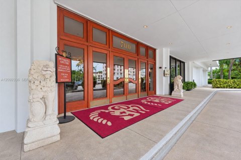 Condo in Coral Gables, Florida  № 2390243 - photo 1