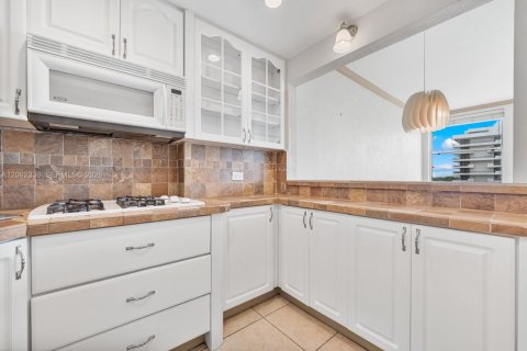 Condo in Coral Gables, Florida  № 2390243 - photo 10