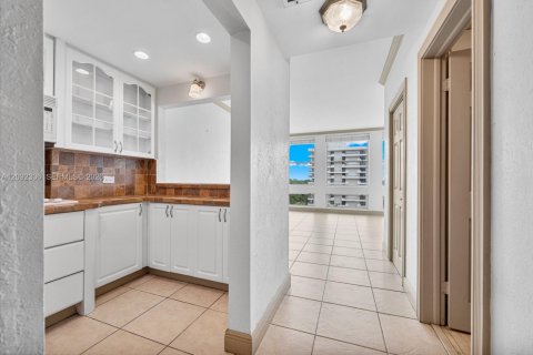 Condo in Coral Gables, Florida  № 2390243 - photo 7