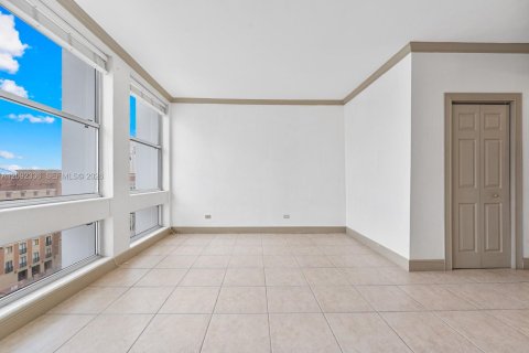 Condo in Coral Gables, Florida  № 2390243 - photo 15