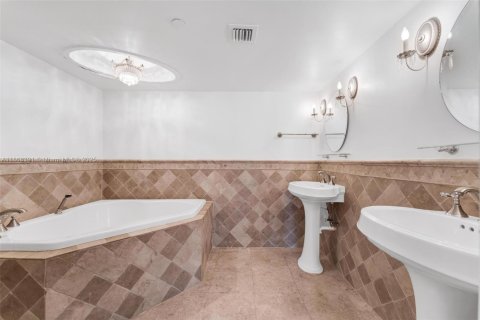 Copropriété à vendre à Miami, Floride: 2 chambres, 121.89 m2 № 1897839 - photo 16