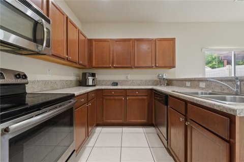House in Hialeah, Florida 3 bedrooms, 146.23 sq.m. № 1868268 - photo 12