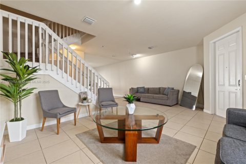 House in Hialeah, Florida 3 bedrooms, 146.23 sq.m. № 1868268 - photo 6