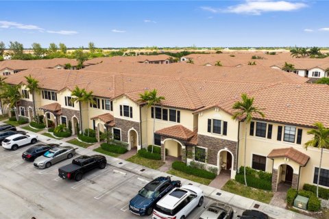House in Hialeah, Florida 3 bedrooms, 146.23 sq.m. № 1868268 - photo 26